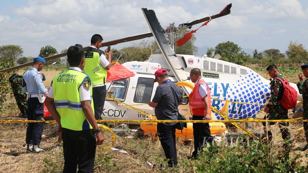 Tim investigasi dari Komite Nasional Keselamatan Transportasi (KNKT), Otoritas Bandara Internasional Lombok, dan pihak terkait lain, Senin (15/7/2019) siang memeriksa badan helikopter tipe Bell milik PT Carpediem Air yang mendarat darurat di sebuah lahan kering di Desa Kawo, Kecamatan Pujut, Kabupaten Lombok Tengah, pada Minggu (14/7/2019) siang kemarin. Pada pemeriksaan itu, tim KNKT menemukan tangki bahan bakar helikopter kosong. KNKT belum bisa menyimpulkan penyebab pendaratan darurat helikopter yang membawa tiga warga negara asing itu.