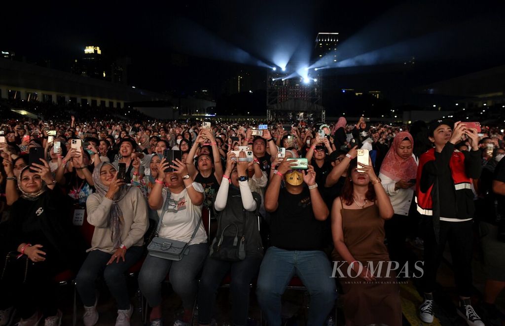 Para penonton sibuk dengan gawai masing-masing saat para personel Westlife muncul di atas panggung dalam konser bertajuk Westlife The Wild Dreams Tour-All The Hits 2023 di Stadion Madya Gelora Bung Karno, Jakarta, Sabtu (11/2/2023).
