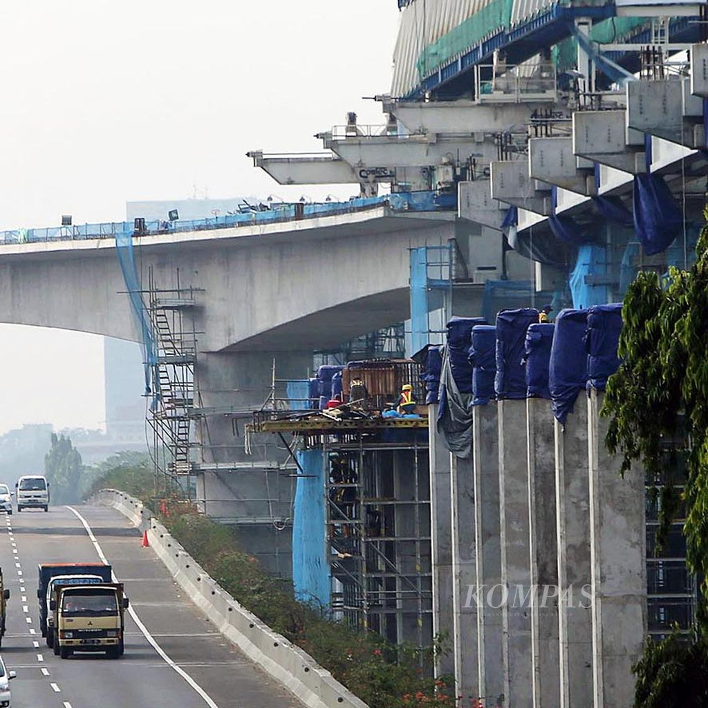 Pekerja menyelesaikan proyek pembangunan transportasi massal cepat (MRT) fase I di Jalan RA Kartini, Cilandak, Jakarta, Minggu (4/6). Menurut rencana, pengoperasian angkutan berbasis rel itu dapat dilaksanakan pada Maret 2019.