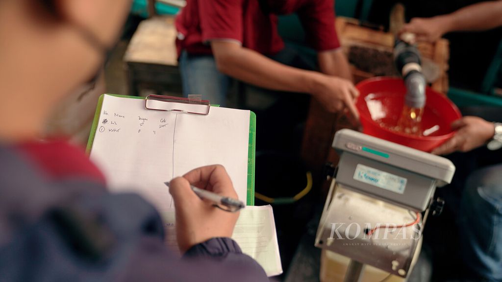 Petugas mencatat pengeluaran dalam distribusi mingguan minyak goreng curah di Pasar Perumnas Klender, Jakarta Timur, Jumat (25/2/2022). PT Perusahaan Perdagangan Indonesia mendistribusikan minyak goreng curah di sejumlah pasar tradisional di Jakarta. 