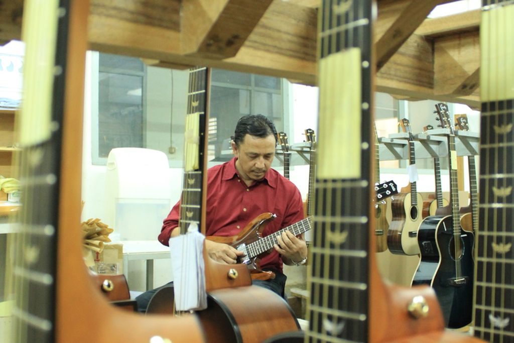 Gitar-gitar di PT Genta Trikarya siap dikemas untuk selanjutnya diekspor ke sejumlah negara di Asia hingga Eropa, Senin (6/3/2023).