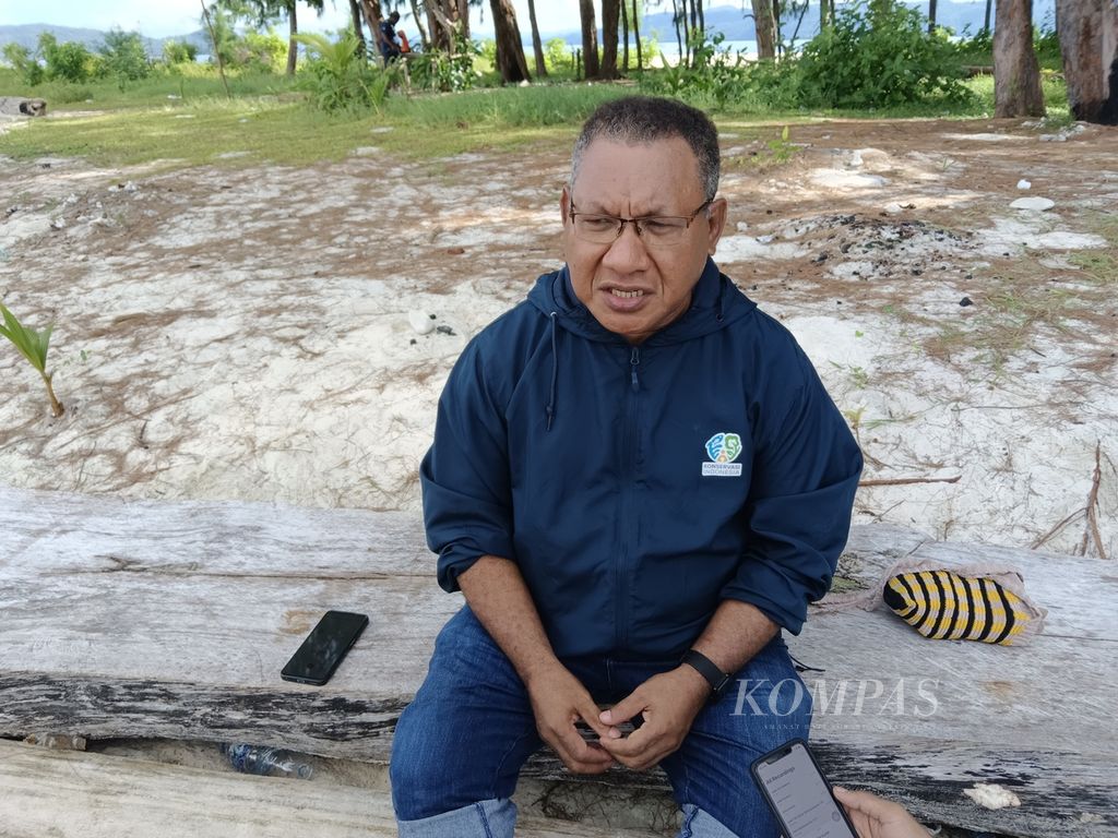 Papua Program Director Konservasi Indonesia (KI), Roberth Mandosir, saat ditemui di Kabupaten Raja Ampat, Papua Barat Daya, Jumat (7/6/2024).