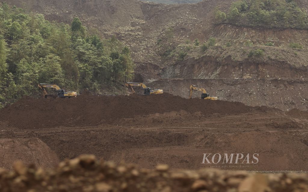 Aktivitas penambangan dan industri pengolahan nikel grup Harita Nickel di Pulau Obi, Halmahera Selatan, Maluku Utara, Jumat (24/11/2023). Grup Harita Nickel melalui entitas usaha PT Trimegah Bangun Persada memiliki dua izin usaha pertambangan seluas 5.523 hektar di bagian barat Pulau Obi. Dari luasan itu, sekitar 2.500 hektar telah dieksplorasi oleh Harita Nickel. 