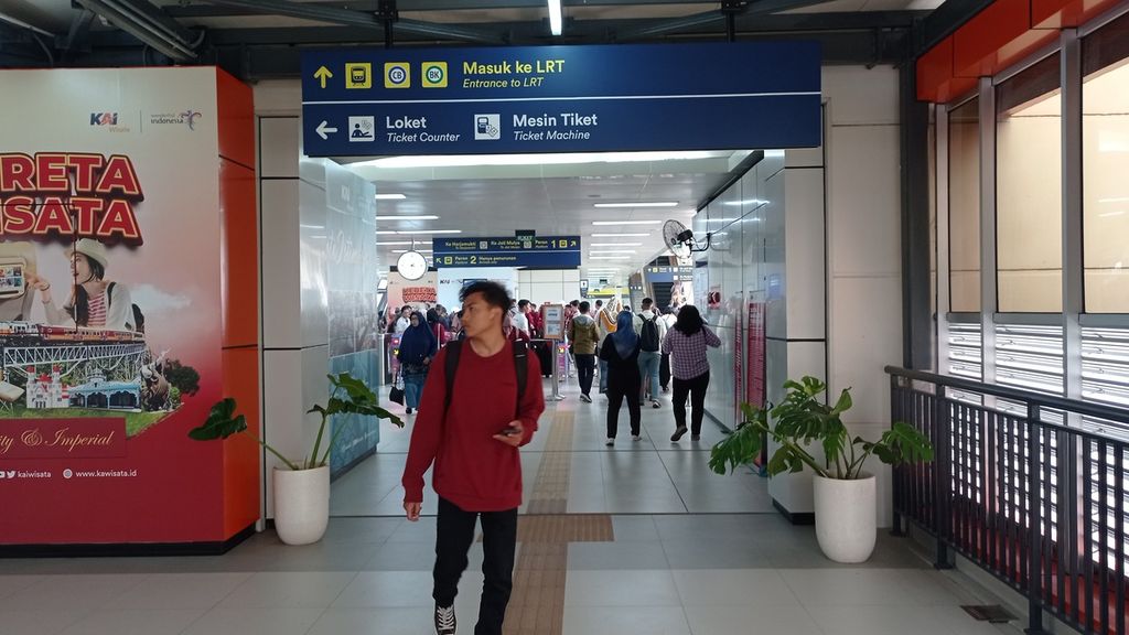 Suasana layanan LRT Jabodebek di Stasiun LRT Dukuh Atas, Jakarta Pusat, Rabu (13/9/2023). 