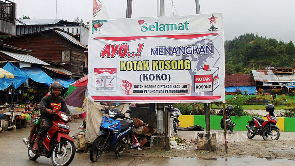 Sebuah spanduk mengampanyekan pemilihan kotak kosong di salah satu titik kota Mamasa, Kabupaten Mamasa, Sulawesi Barat, seperti terlihat pada Kamis (22/3/2018). 