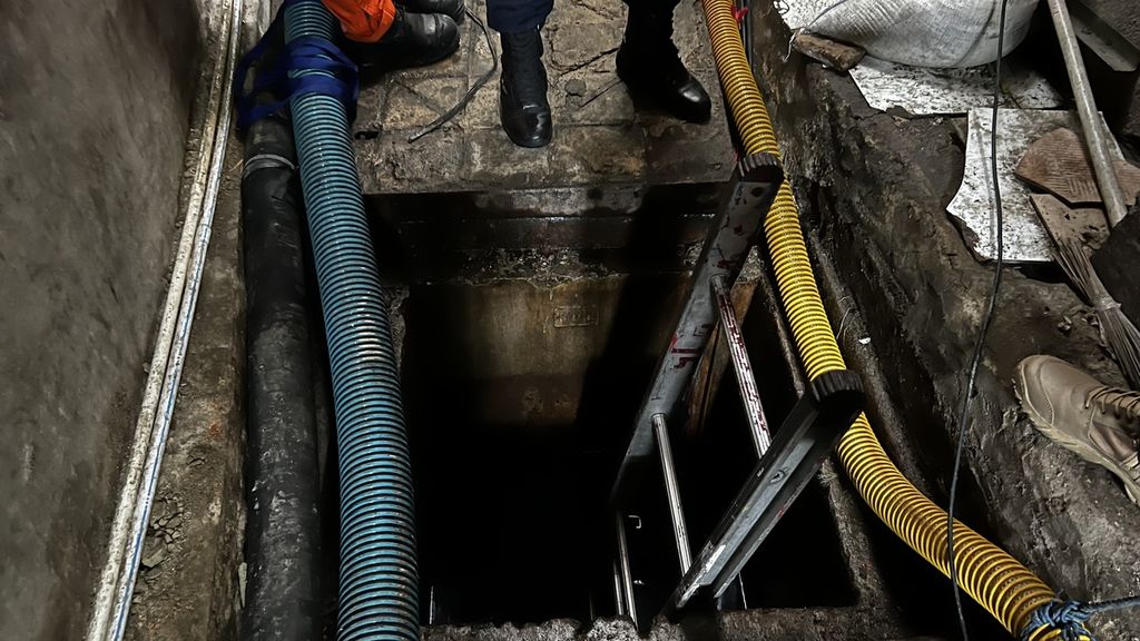 Kondisi <i>manhole</i> kabel optik milik Telkom yang di dalamnya terdapat seseorang dengan inisial P (37) tenggelam sejak Rabu (13/12/2022) pukul 23.00 malam di Pademangan Timur, Jakarta Utara, Rabu (14/12/2022).