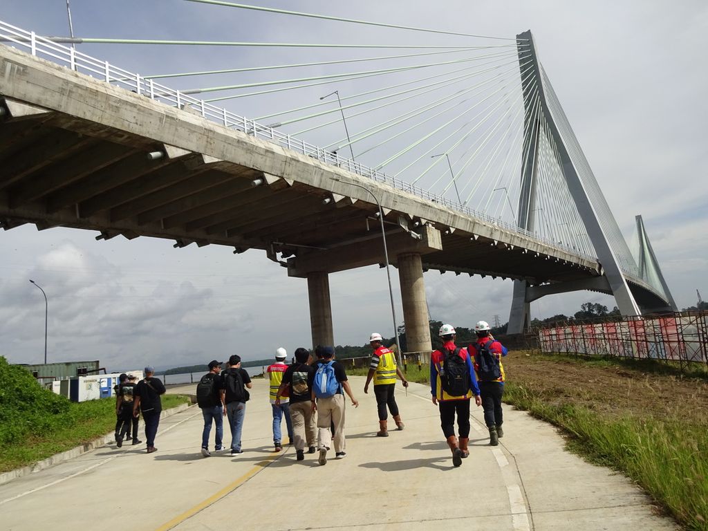 The 804-meter-long Balang Island Bridge, as photograph on Saturday  (5/11/2022), is one of the pieces of infrastructure built to access the future national capital Nusantara in East Kalimantan. If a road from Balikpapan, East Kalimantan, is connected to the bridge, traveling from Balikpapan to Nusantara by land can be achieved in an hour's time. 