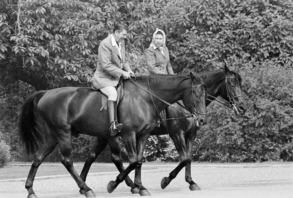 Ratu Elizabeth II (kanan) menjamu kunjungan Presiden AS Ronald Reagan dengan naik kuda bersama di lapangan Puri Windsor, Inggris, 8 Juni 1982. 