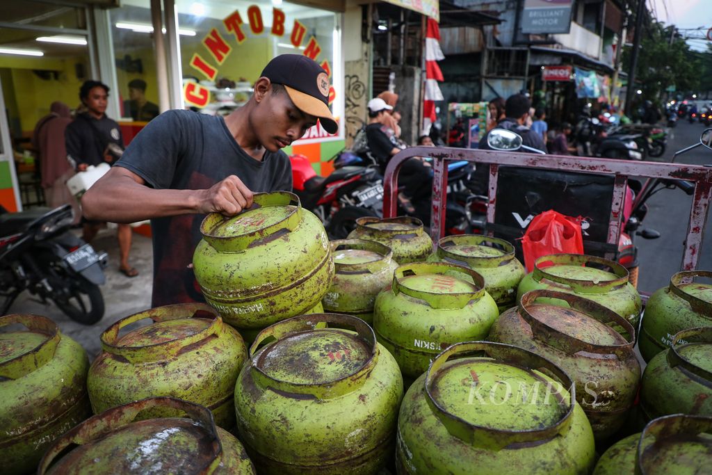 Pekerja menata elpiji 3 kg atau elpiji subsidi di Jalan KS Tubun, Jakarta Pusat, 4 Agustus 2023.  