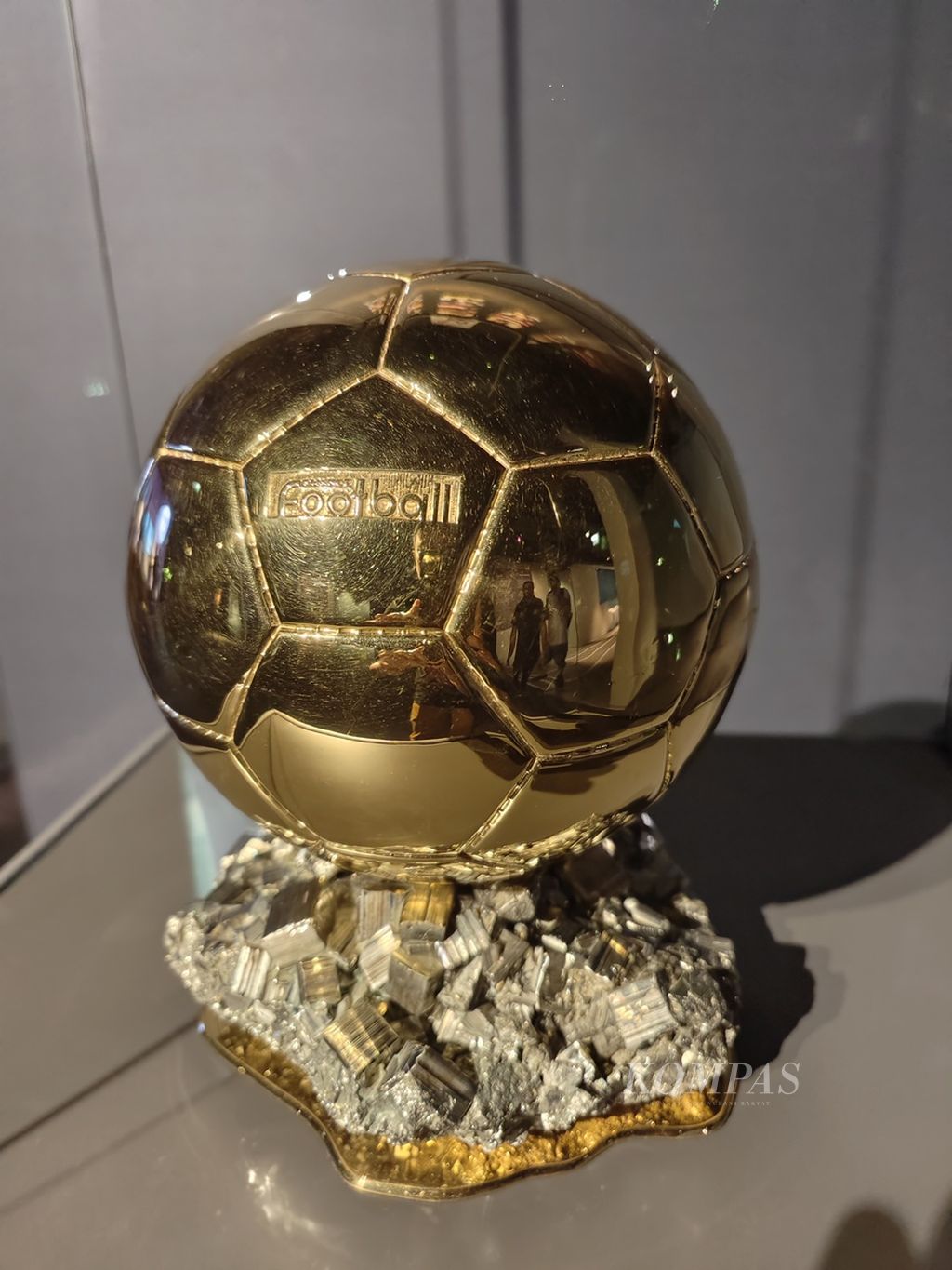 Replika trofi Ballon d'Or 2015 milik Lionel Messi yang dipinjamkan untuk dipamerkan di Museum Olimpiade dan Olahraga 3-2-1, Doha, Qatar. Foto diambil pada 30 November 2022.
