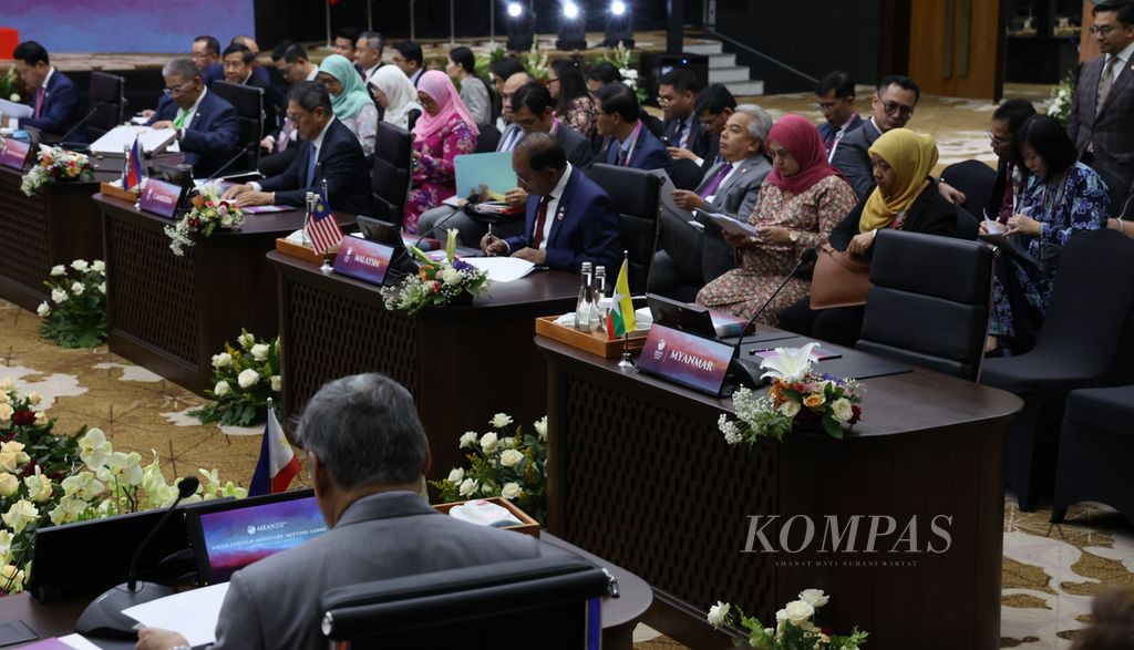 Kursi untuk perwakilan Myanmar kosong saat Pertemuan Menteri Luar Negeri ASEAN di Jakarta, Senin (4/9/2023). Pertemuan ini dipimpin Menteri Luar Negeri Retno P Marsudi. 