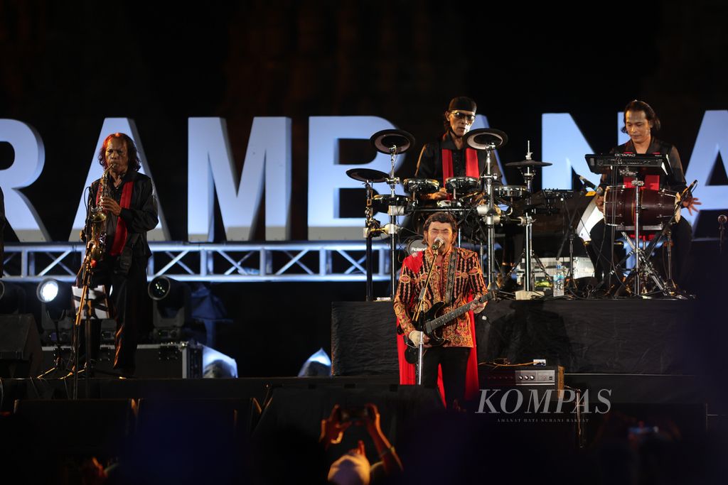Musisi Rhoma Irama bersama Soneta Group tampil dalam konser Prambanan Jazz Festival di kompleks Candi Prambanan, Sleman, DI Yogyakarta, Jumat (14/7/2023). 