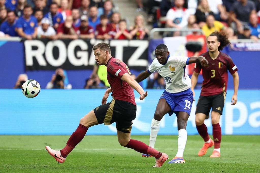 Bek Belgia, Jan Vertonghen, mencetak gol bunuh diri dalam pertandingan babak 16 besar Piala Eropa 2024 antara Perancis dan Belgia di Stadion Duesseldorf Arena, Jerman, Senin (1/7/2024). 