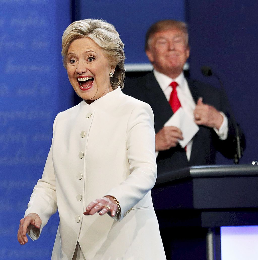 Hillary Clinton, calon presiden Amerika Serikat dari Partai Demokrat, di dekat calon presiden dari Partai Republik Donald Trump setelah debat kampanye presiden ketiga dan terakhir mereka pada tahun 2016 di Las Vegas, Nevada, AS, 19 Oktober 2016.