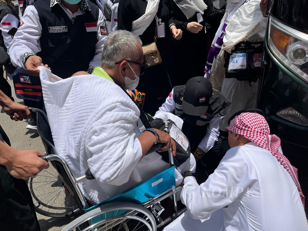 An elderly pilgrim uses a wheelchair when he arrives in the city of Mecca, Saudi Arabia, on Monday (20/5/2024).