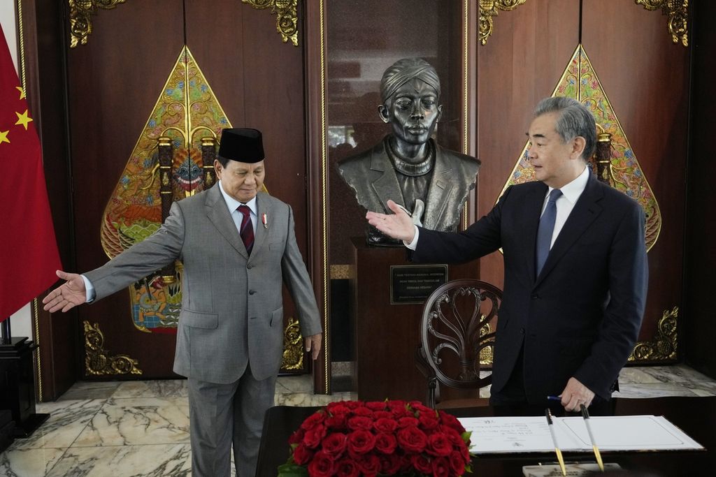 Menteri Pertahanan Prabowo Subianto menerima kunjungan Menteri Luar Negeri China Wang Yi di Kementerian Pertahanan, Jakarta, Kamis (18/4/2024). 