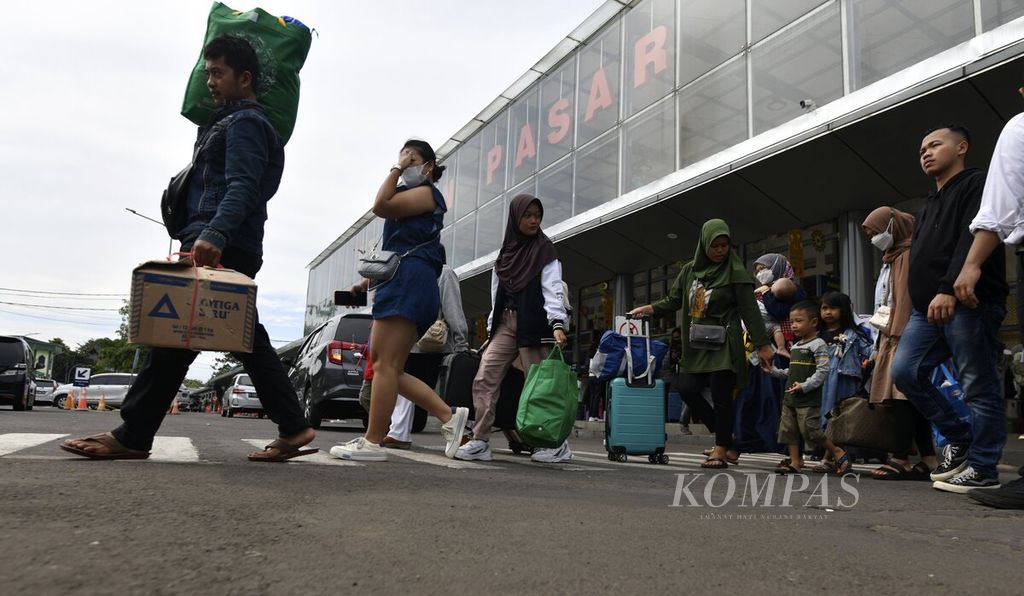 Penumpang kereta api jarak jauh yang tiba di Stasiun Pasar Senen, Jakarta, meninggalkan area stasiun, Selasa (25/4/2023). Memasuki H+2 Lebaran, jumlah penumpang kereta api yang tiba di area Daop 1 Jakarta terus mengalami peningkatan. 
