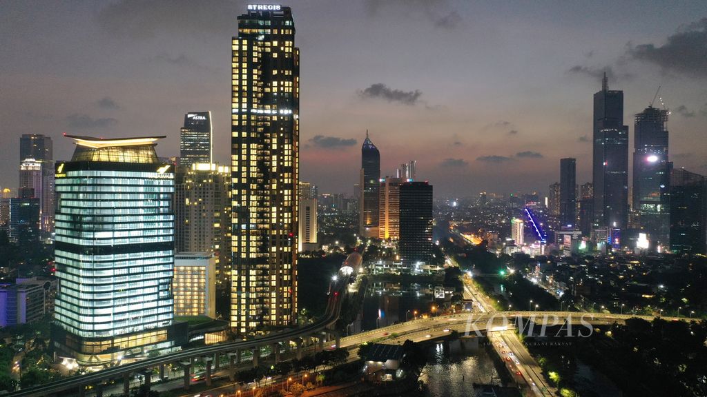 Lampu penerangan menyala menjelang malam di gedung bertingkat di kawasan Kuningan, Jakarta Selatan, Minggu (31/7/2022). Dana Moneter Internasional (IMF) menilai perekonomian Indonesia dalam kondisi baik. Hal itu terindikasi dari sejumlah hal, seperti pertumbuhan ekonomi, neraca perdagangan, dan tingkat inflasi. 