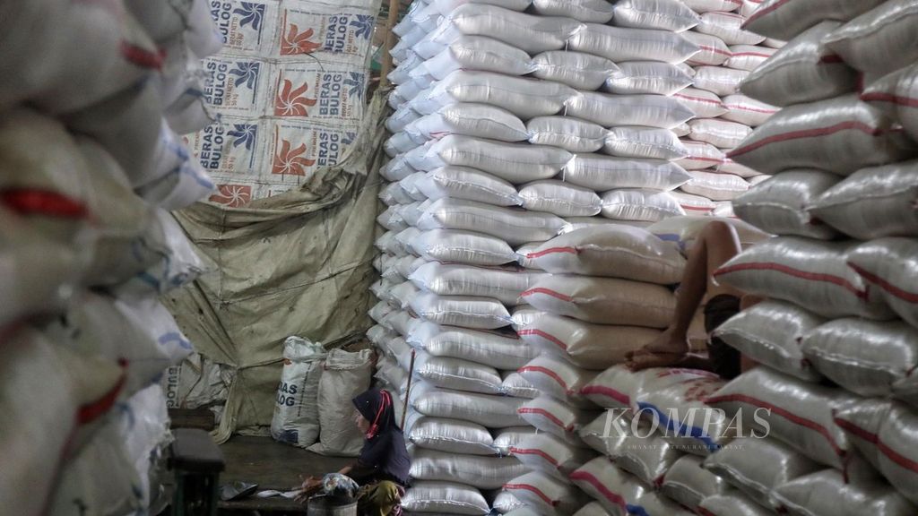 Buruh beristirahat di sela-sela waktu mengangkut beras di Pasar Induk Beras Cipinang, Jakarta, Kamis (11/3/2021). Pemerintah memutuskan bakal mengimpor 1 juta ton beras pada tahun ini untuk menjaga stok beras pemerintah. 
