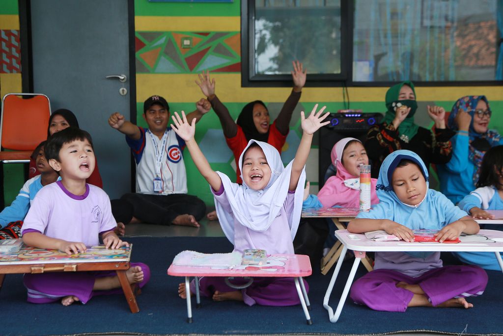 Children cheer before the coloring competition starts in the Mardani Asri Child-Friendly Integrated Public Space (RPTRA), Cempaka Putih, Central Jakarta, Sunday (20/11/2022) in commemoration of World Children's Day 2022.
