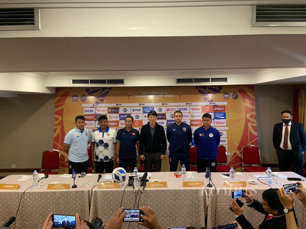 Pelatih tim nasional Indonesia U-19, Shin Tae-yong (tengah), berfoto bersama para pelatih yang tergabung dalam Grup A Piala AFF U-19, Jumat (1/7/2022), di Jakarta. Jadwal padat menjadi kendala para tim yang bersaing di Piala AFF edisi 2022 ini.