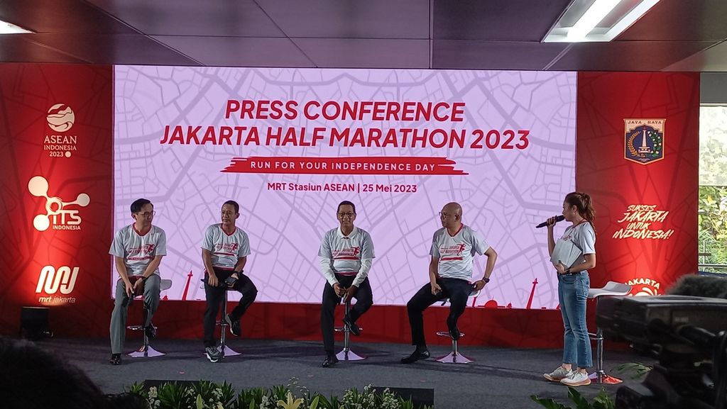 Penjabat (PJ) Gubernur DKI Jakarta Heru Budi Hartono (tengah) bersama Direktur Utama PT MRT Jakarta (Perseroda) Tuhiyat (kedua kiri) dan Presiden ITS William P Sabandar (kedua kanan) meluncurklan Jakarta Half Marathon 2023 di Stasiun MRT ASEAN, Kamis (25/5/2023).