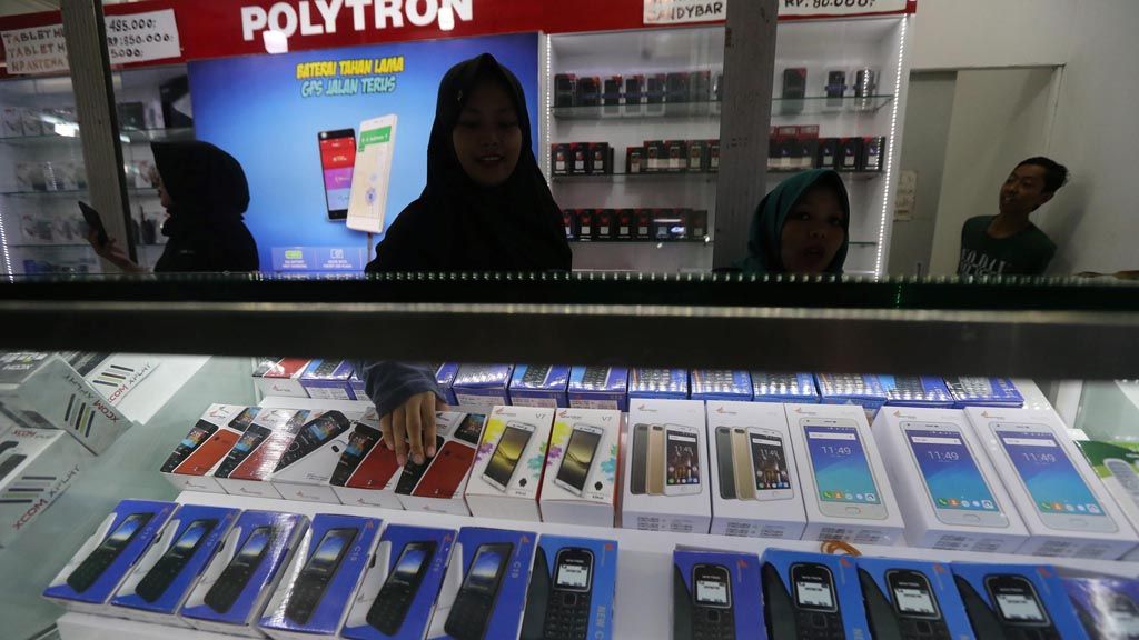 Suasana pusat perbelanjaan telepon seluler (ponsel) di ITC Roxy, Jakarta, Senin (30/10). Pasar ponsel Indonesia masih menjadi sasaran produsen internasional. Selain jumlah demografi yang besar, juga karena perilaku penduduknya yang menyukai segala bentuk inovasi teknologi.