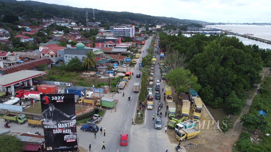 Antrean ratusan truk di Kendari, Sulawesi Tenggara, seiring protes para sopir truk yang meyakini ada permainan solar subsidi di SPBU, Senin (1/8/2022). 