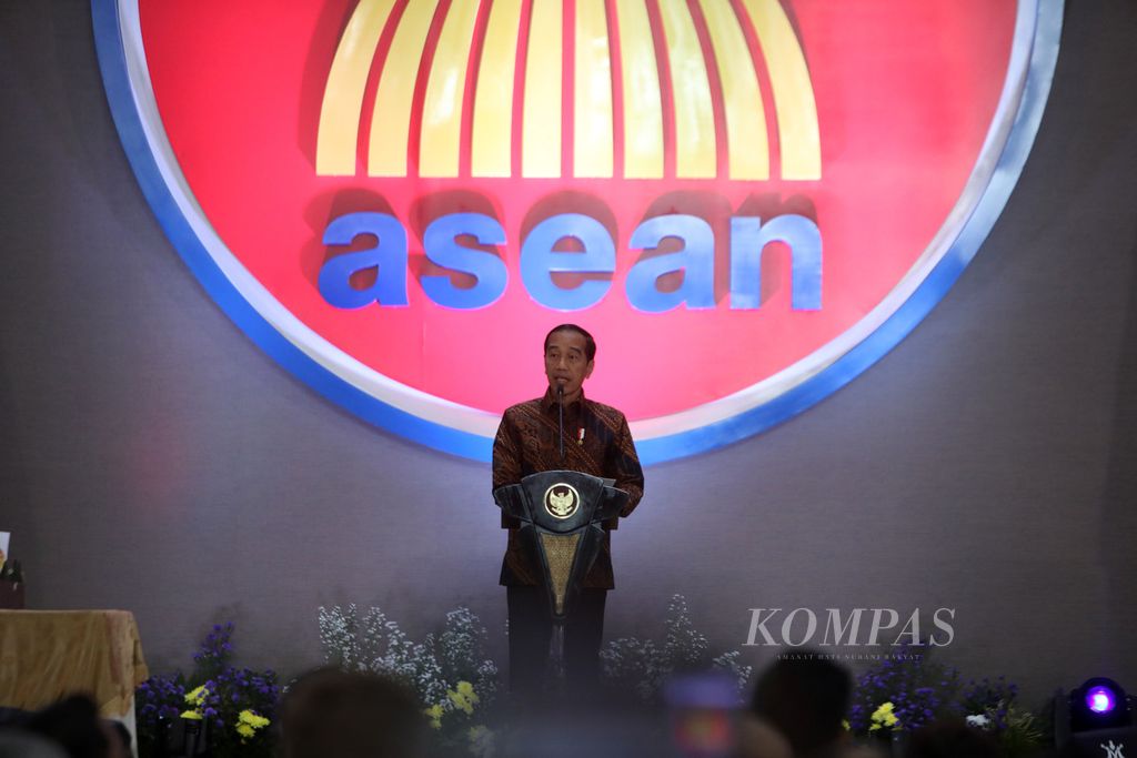 Presiden Joko Widodo menyampaikan pidato dalam peringatan HUT Ke-56 ASEAN di Gedung Sekretariat ASEAN, Jakarta, Selasa (8/8/2023). 