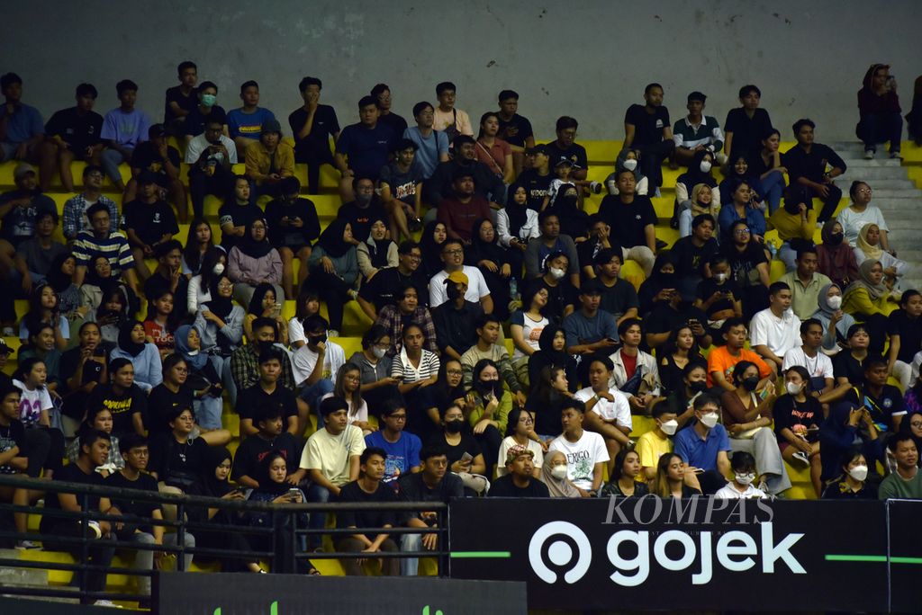 Penonton antusias menyaksikan laga Pelita Jaya Bakrie Jakarta (putih) dan Indonesia Patriots dalam laga seri keenam Liga Bola Basket Indonesia (IBL) 2023 di GOR Amongraga, Yogyakarta, Kamis (25/5/2023). 