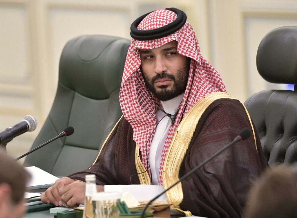 Putra Mahkota Arab Saudi Mohammed bin Salman menghadiri pertemuan dengan Presiden Rusia Vladimir Putin di Riyadh, Arab Saudi, (14/10/2019).