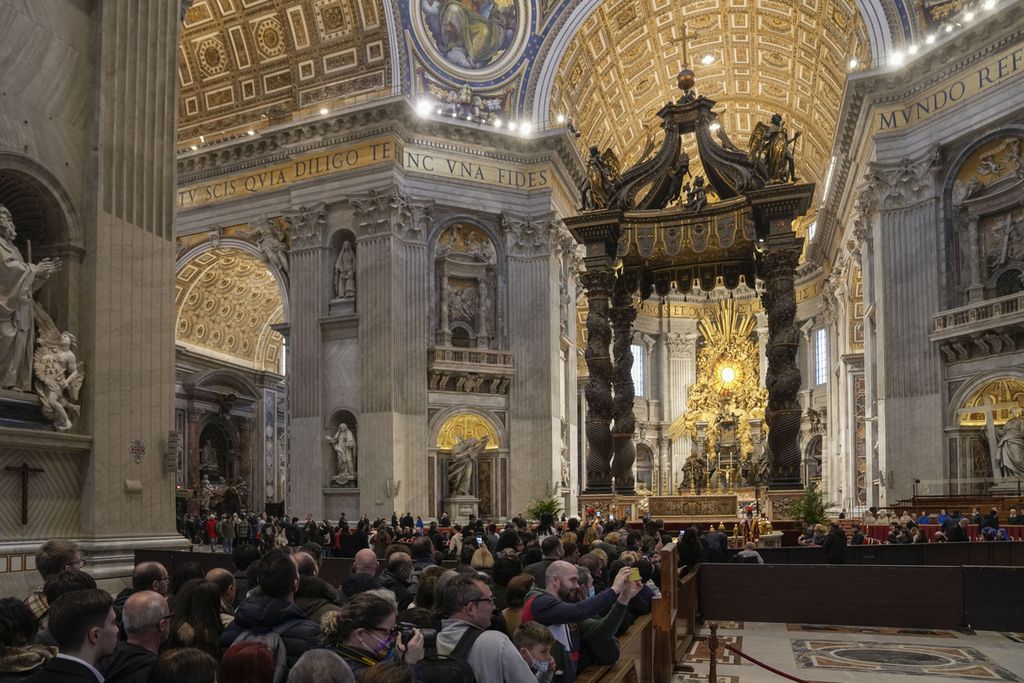 Ribuan pelayat mengantre untuk memberikan penghormatan pada mendiang Paus Emeritus Benediktus XVI di Basilika Santo Petrus di Vatikan, 2 Januari 2023. 
