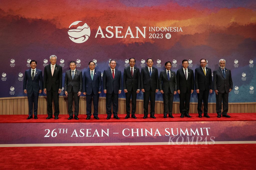 Para pemimpin negara anggota ASEAN berfoto bersama Perdana Menteri China Li Qiang (kelima dari kiri) sebelum KTT Ke-26 ASEAN-China di Jakarta, 6 September 2023.  