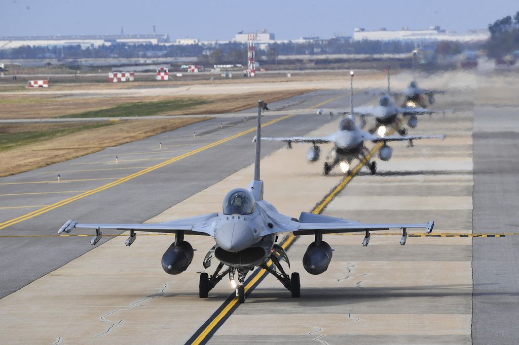 Dalam foto yang direkam pada Senin (31/10/2022) ini, pesawat tempur KF-16  milik Korea Selatan bersiap lepas landas dari Pangkalan Udara Gunsan, Korea Selatan. Pesawat itu sebagian dari 240 pesawat dalam latihan perang udara bersandi ”Vigilant Storm”. 