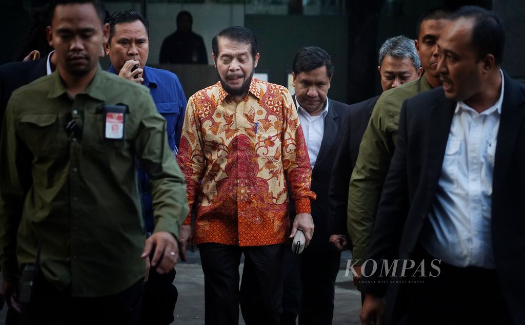 Ketua Mahkamah Konstitusi Anwar Usman (tengah) berjalan menuju Gedung 2 Mahkamah Konstitusi, Jakarta, untuk mengikuti sidang etik dengan agenda pemeriksaan dirinya sebagai terlapor oleh Majelis Kehormatan Mahkamah Konstitusi, Selasa (31/10/2023). 