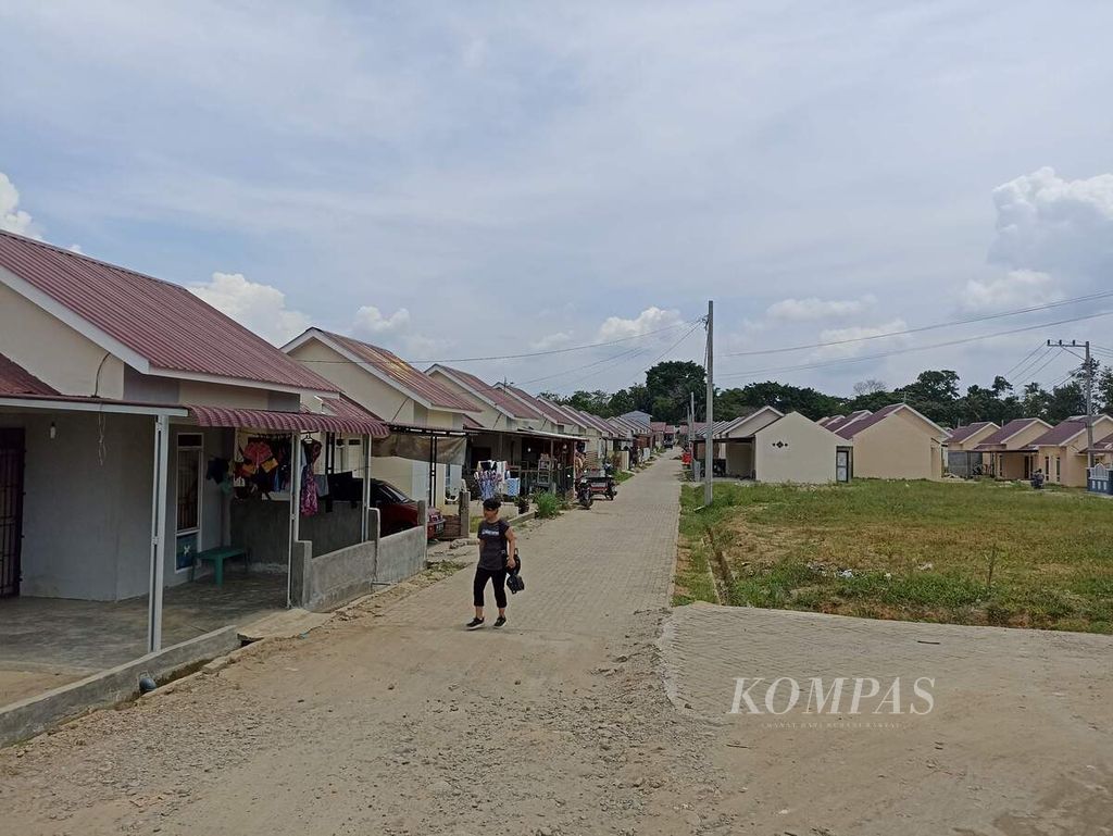 Warga beraktivitas di sebuah perumahan yang baru dibangun di Kecamatan Pancur Batu, Kabupaten Deli Serdang, Sumatera Utara, Selasa (2/5/2023). Deli Serdang kini menjadi salah satu tujuan migrasi di Indonesia.