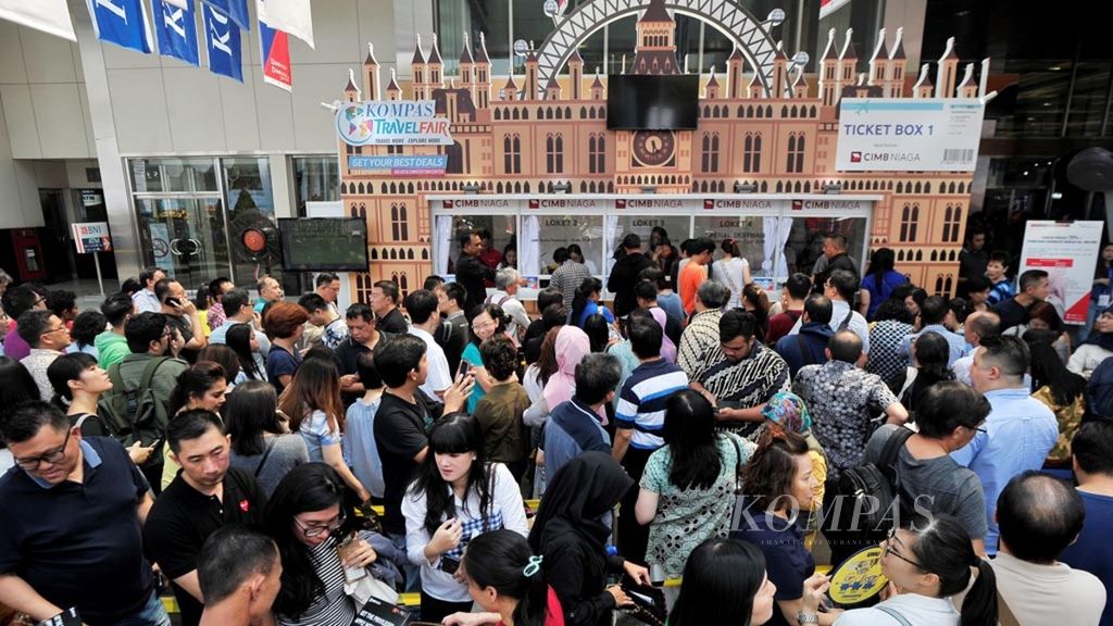 Visitors at the 2018 Kompas Travel Fair which took place at the Jakarta Convention Center, Jakarta, Friday (7/9/2018). The travel exhibition which lasted for three days was also held simultaneously in Surabaya, Medan and Makassar.