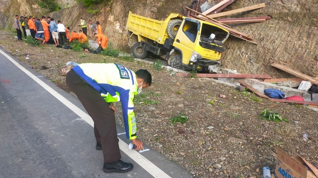 Penyidik dari Polres Manokwari melaksanakan olah tempat kejadian perkara di lokasi kecelakaan truk di Distrik Minyambouw, Kabupaten Pegunungan Arfak, Papua Barat, Rabu (14/4/2022). Sebanyak 18 penumpang truk meninggal dalam insiden ini.