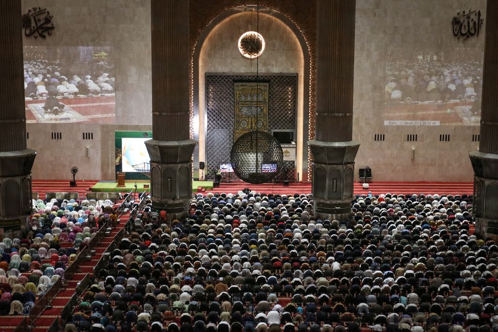 Suasana tarawih pertama di Masjid Istiqlal, Jakarta, Rabu (22/3/2023). Pemerintah menetapkan 1 Ramadhan 1444 H jatuh pada 23 Maret 2023. Sebelumnya, Kementerian Agama telah mengamati posisi hilal atau rukyatul hilal 1 Ramadhan 1444 H di 124 titik yang tersebar di seluruh provinsi. 