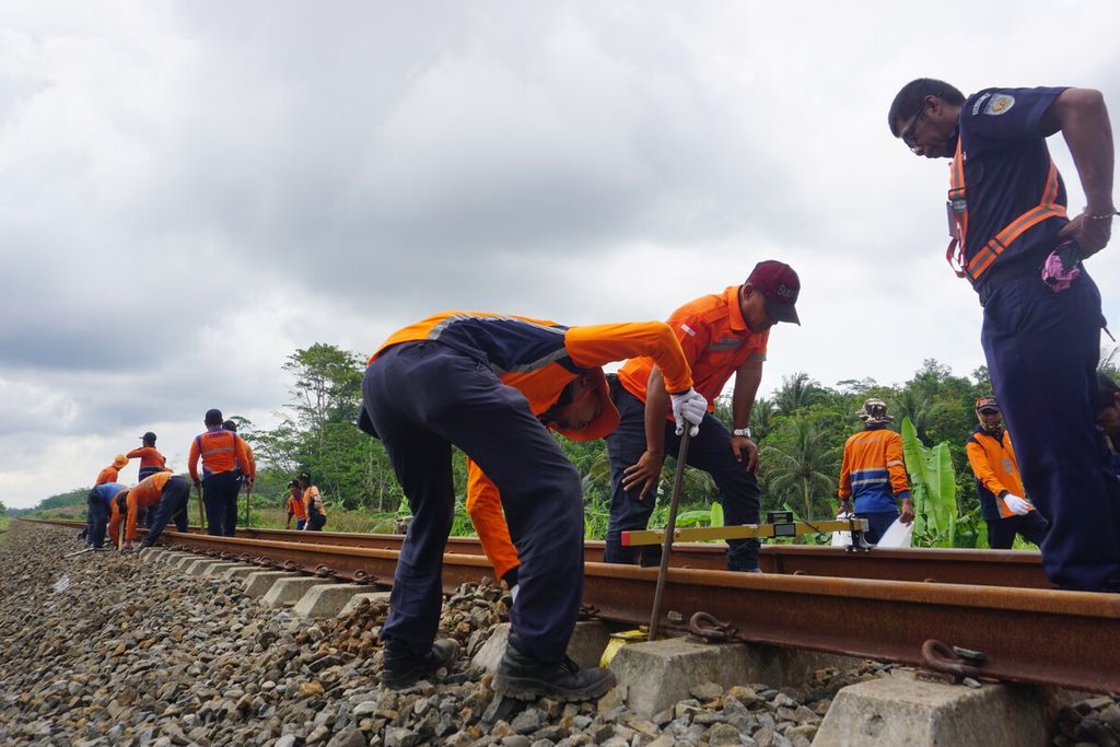 Ilustrasi-Para pekerja PT KAI Daop 5 Purwokerto memperbaiki rel yang ambles di ruas Jeruklegi-Kawunganten di Kabupaten Cilacap, Jawa Tengah, Sabtu (8/10/2022). 