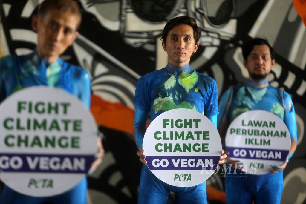 Aktivis PETA dalam Baluran Lukisan Bumi menggelar aksi di Terowongan Kendal, Dukuh Atas, Jakarta Pusat, Senin, 17 April 2023, Senin (17/4/2023). PETA mendesak publik untuk hidup vegan menyambut perayaan Hari Bumi Sedunia. 