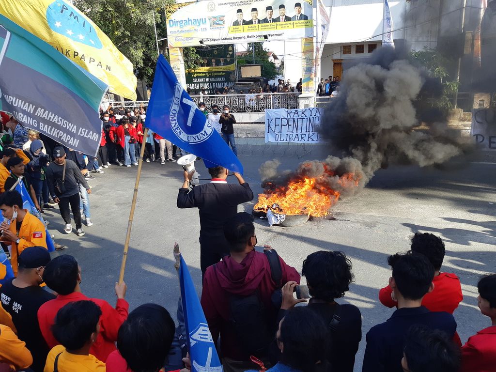 Ratusan mahasiswa atas nama Aliansi Kota Minyak berdemonstrasi di depan Kantor DPRD Kota Balikpapan, Kalimantan Timur, Senin (11/4/2022). Mereka menolak perpanjangan masa jabatan presiden dan kenaikan harga BBM.
