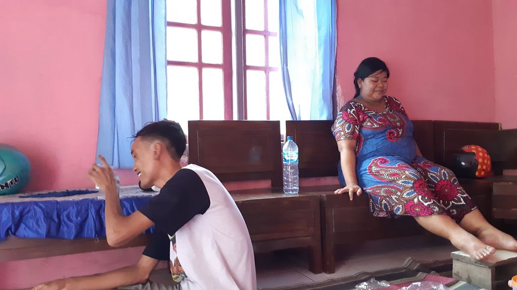 Pasangan Yopi Widianto dan Rohmah saat berada di rumah orangtua Rohman di Desa Plemahan, Jombang, Jatim, Selasa (9/8/2022).