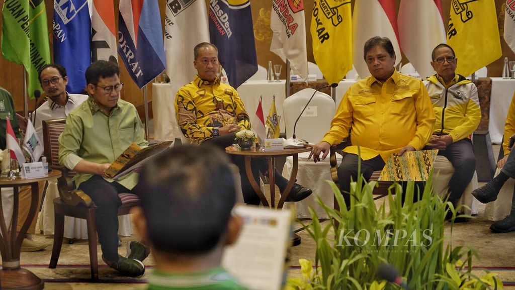 Ketua Umum Partai Golkar Airlangga Hartarto (kanan) dan Ketua Umum PKB Muhaimin Iskandar (kiri) saat bersama para pemimpin partai politik parlemen berkumpul dalam Silaturahmi Politik Awal Tahun di Hotel Dharmawangsa, Jakarta Selatan, Minggu (8/1/2023). 