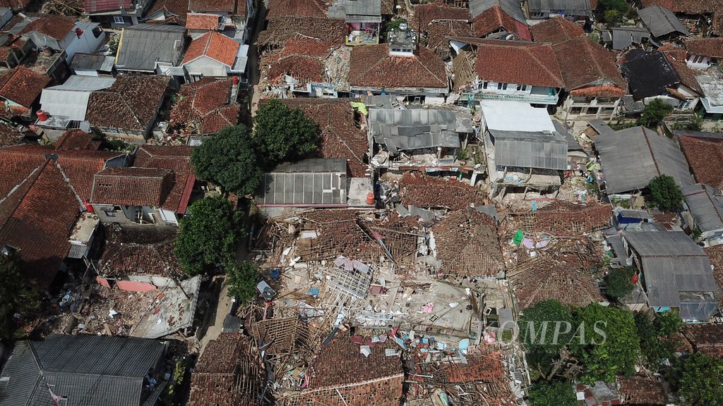 Kondisi kerusakan rumah warga akibat gempa di Desa Mangunkerta, Kecamatan Gintung, Kabupaten Cianjur, Jawa Barat, Kamis (1/12/2022). 