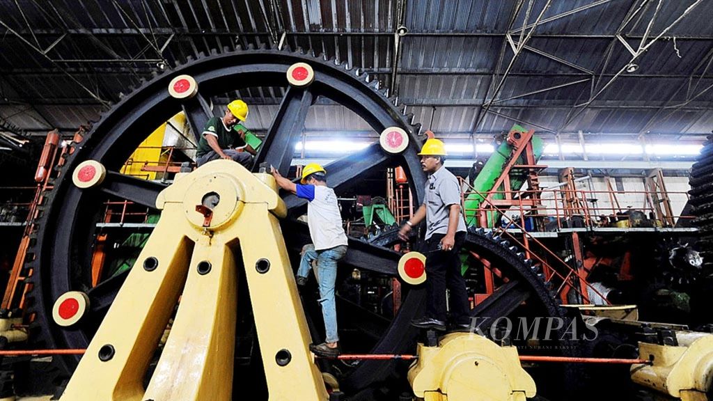 Pekerja memeriksa dan merawat instalasi mesin yang memproses tebu untuk memproduksi gula di Pabrik Gula Tasikmadu, Kabupaten Karanganyar, Jawa Tengah, Rabu (3/5/2017). Pabrik gula ini dibangun pada 1871.