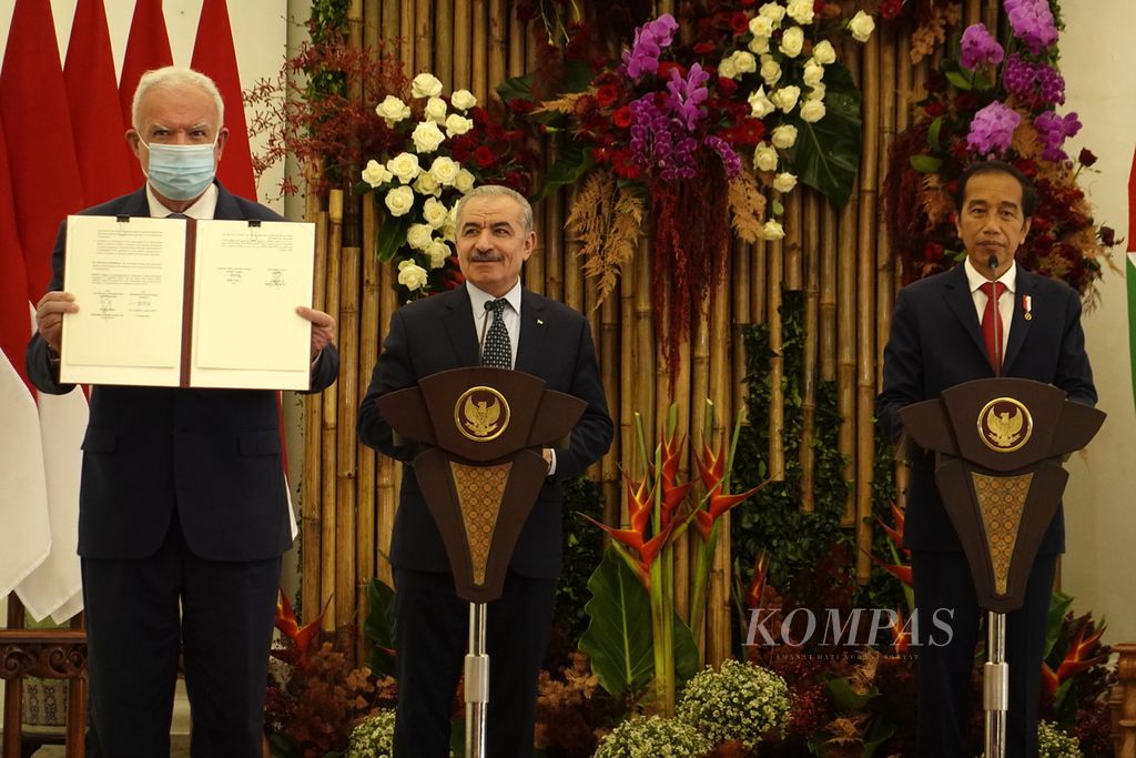 Presiden Joko Widodo dan Perdana Menteri Palestina Mohammad Shtayyeh ketika menyaksikan nota kesepahaman (MOU) yang telah disepakati oleh kedua negara dalam rangkaian upacara penyambutan resmi PM Shtayyeh di Istana Kepresidenan Bogor, Bogor, Jawa Barat, Senin (24/10/2022).