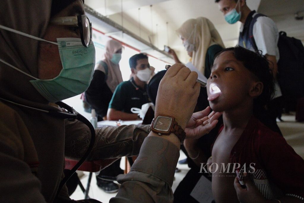 Seorang dokter memeriksa kesehatan anak pengungsi Rohingya di gedung Balai Musyawarah Aceh, Kota Banda Aceh, Rabu (24/1/2024).