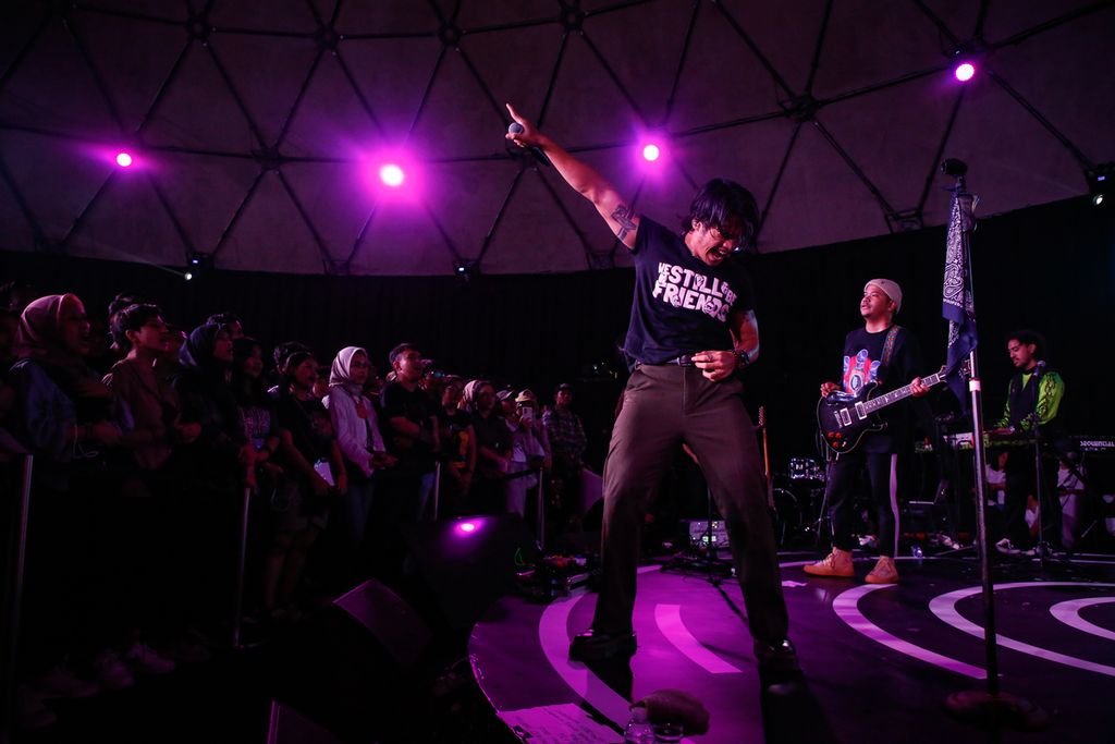 Grup musik Nidji tampil dalam acara Kompasfest 2023: Creation di Senayan Park, Jakarta, Minggu (18/6/2023). 