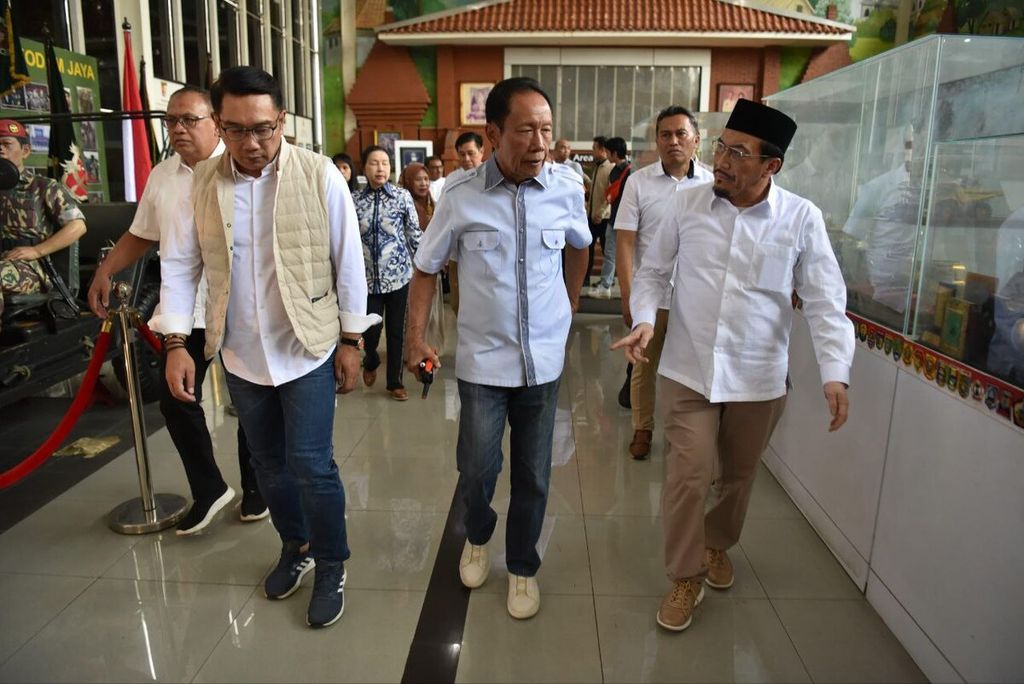 Pasangan calon gubernur Jakarta Ridwan Kamil (kiri) dan calon wakil gubernur Suswono (kanan) berjalan bersama mantan Gubernur Jakarta Sutiyoso di Museum Bang Yos, Bekasi, Kamis (12/9/2024). Mereka melakukan silaturahmi politik kepada sejumlah tokoh.